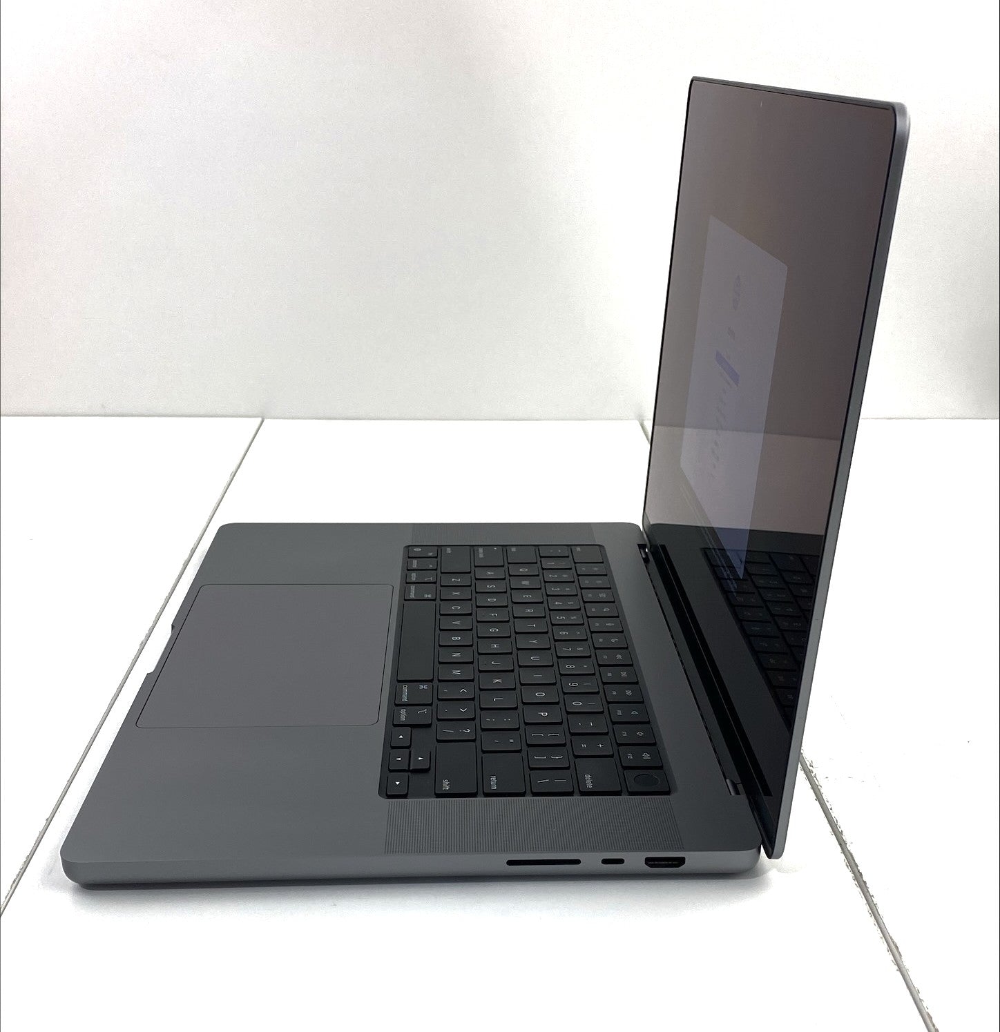 MacBook Pro A2485 EMC 3651 (2021) M1 PRO 1st Gen 3.2GHz 3.20GHz 16GB 1TB eMMC B