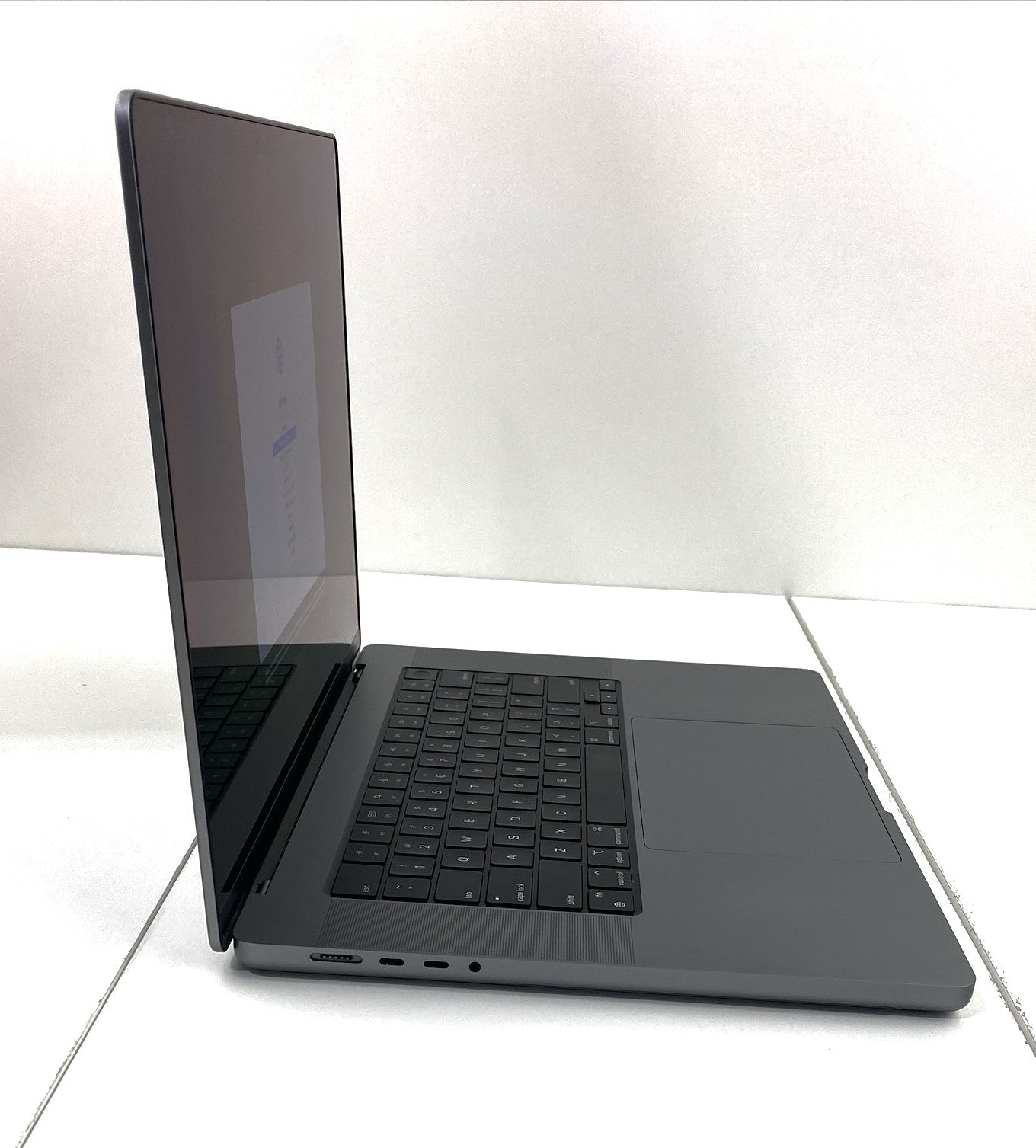 MacBook Pro A2485 EMC 3651 (2021) M1 PRO 1st Gen 3.2GHz 3.20GHz 16GB 1TB eMMC B