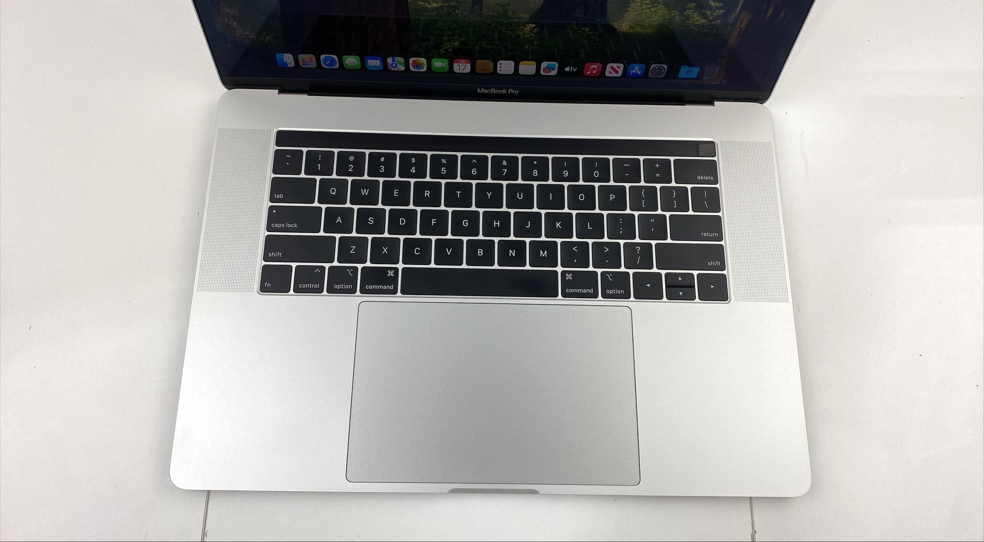 MacBook Pro A1990 EMC 3215 (2018) Silver Core i9 8th Gen 2.90GHz 8950HK 2.90GHz 16GB 1TB eMMC B