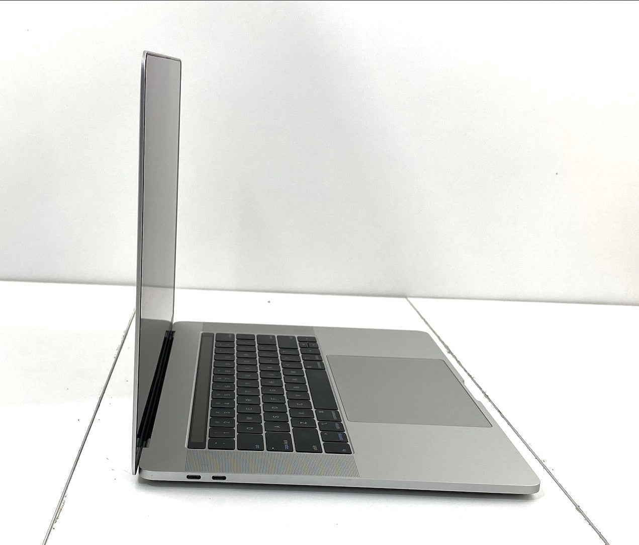 MacBook Pro A1990 EMC 3215 (2018) Silver Core i9 8th Gen 2.90GHz