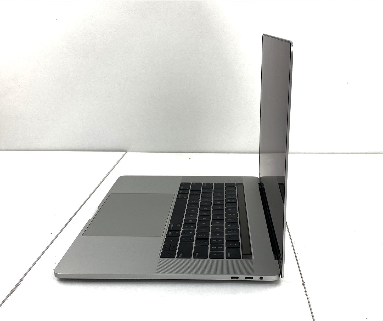 MacBook Pro A1990 EMC 3215 (2018) Silver Core i9 8th Gen 2.90GHz